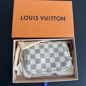 LV mini pochette